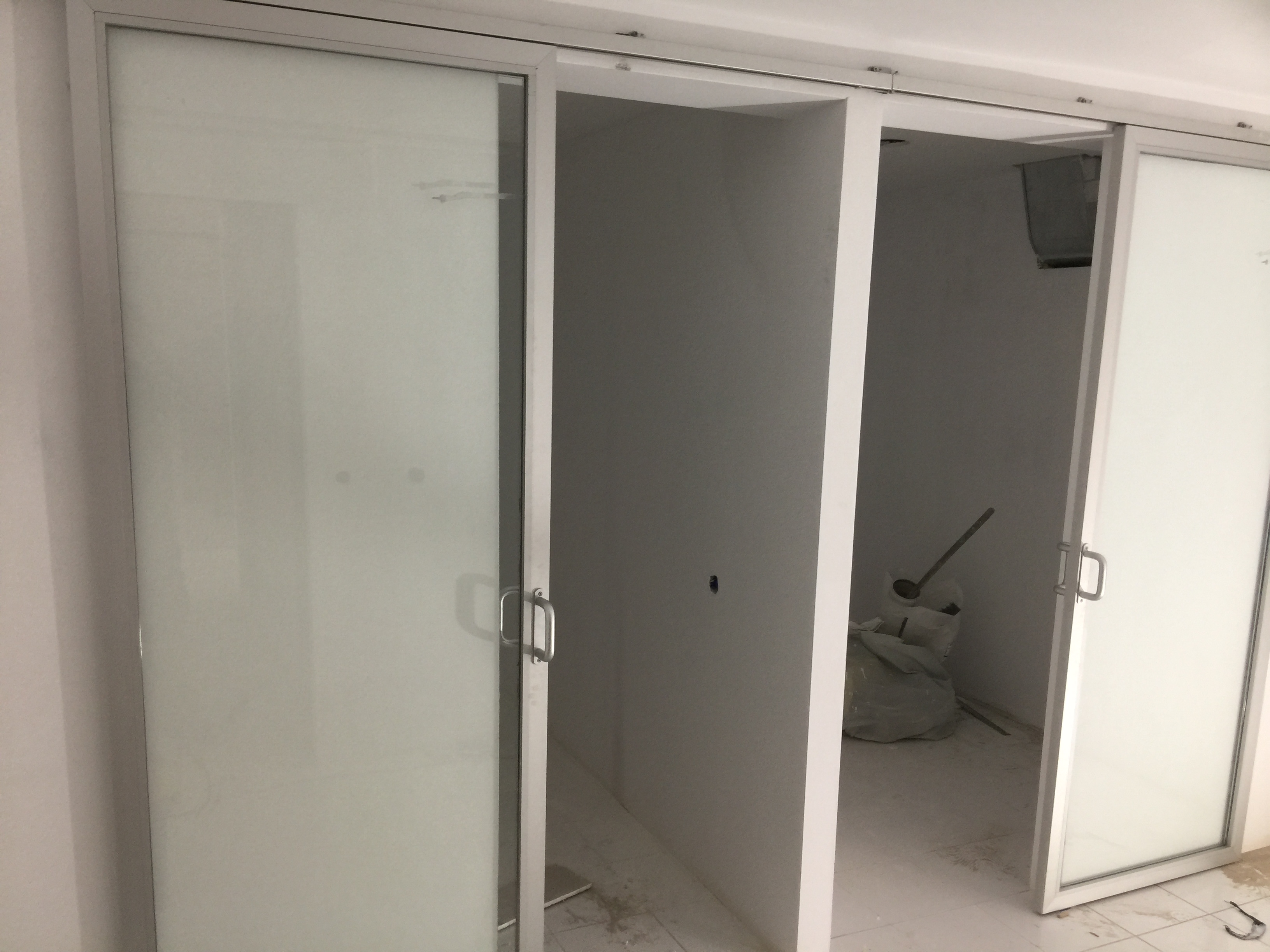 YUSUF ERBEKTA� - S�RG�L� CAM KAPI